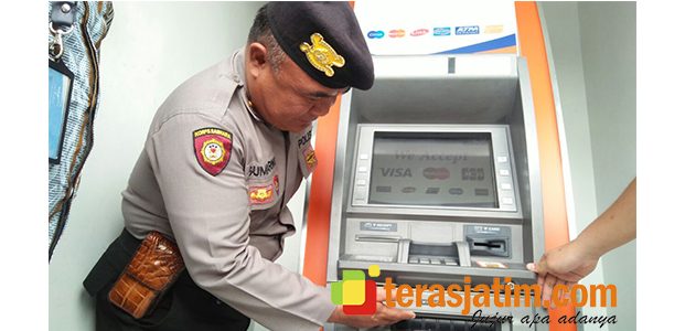 Cegah Adanya Skimming, Polisi Periksa Sejumlah ATM di Kota Blitar Cegah Adanya Skimming, Polisi Periksa Sejumlah ATM di Kota Blitar