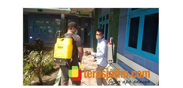 Cegah Corona, DPC ISRI dan Pemuda Muhammadiyah di Sekaran Lamongan Semprot Fasilitas Umum Cegah Corona, DPC ISRI dan Pemuda Muhammadiyah di Sekaran Lamongan Semprot Fasilitas Umum