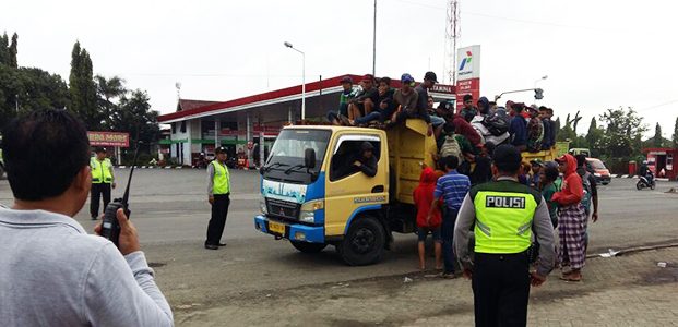 Cegah Gesekan Suporter, Polisi Ngawi ‘Melekan’ 3 Hari di Perbatasan Cegah Gesekan Suporter, Polisi Ngawi ‘Melekan’ 3 Hari di Perbatasan