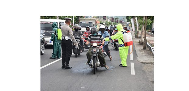 Cegah Penyebaran Corona, Kendaraan Yang Melintas di Trenggalek Disemprot Disinfektan Cegah Penyebaran Corona, Kendaraan Yang Melintas di Trenggalek Disemprot Disinfektan