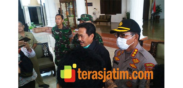 Cegah Penyebaran Covid-19, Aparat Gabungan di Sidoarjo Tertibkan Tempat Keramaian Cegah Penyebaran Covid-19, Aparat Gabungan di Sidoarjo Tertibkan Tempat Keramaian