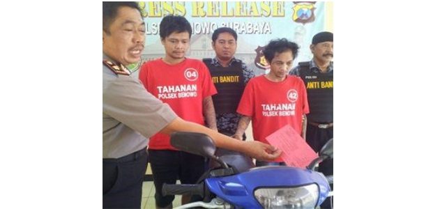 Curi Motor Saat Bubaran Bola, Dua Maling ini Babak Belur Dihajar Suporter Curi Motor Saat Bubaran Bola, Dua Maling ini Babak Belur Dihajar Suporter