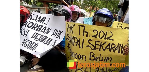 Beda Tuntutan, Buruh dan Warga Cangkringrandu Demo Satu ‘Panggung’ di Pemkab Jombang Beda Tuntutan, Buruh dan Warga Cangkringrandu Demo Satu ‘Panggung’ di Pemkab Jombang