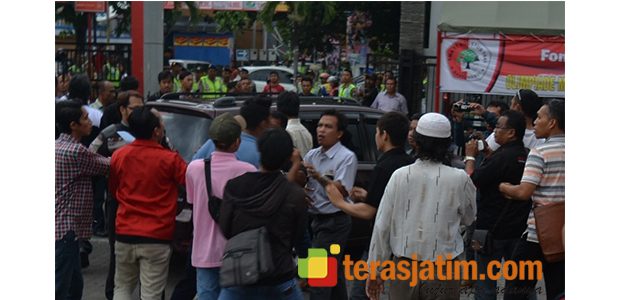 Mahasiswa Usir Paksa Rektor Untag Banyuwangi Mahasiswa Usir Paksa Rektor Untag Banyuwangi