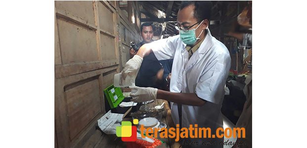 Daging Ayam Diduga Berformalin Ditemukan di Pasar Kesamben Blitar Daging Ayam Diduga Berformalin Ditemukan di Pasar Kesamben Blitar