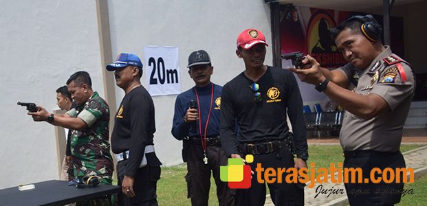 Dandim dan Kapolres Tuban Adu Ketangkasan Menembak Dandim dan Kapolres Tuban Adu Ketangkasan Menembak