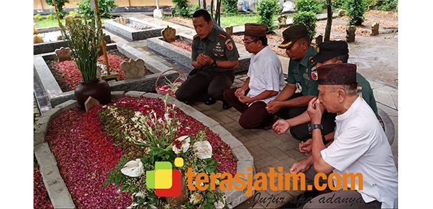 Danrem 082/CPYJ Ziarah ke Makam Gus Sholah di Tebu Ireng Jombang Danrem 082/CPYJ Ziarah ke Makam Gus Sholah di Tebu Ireng Jombang