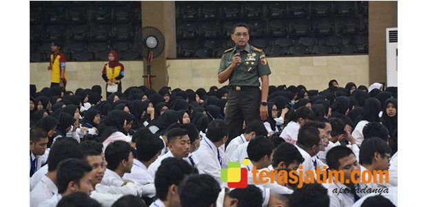 Danrem Baladhika Jaya Bekali Budi Pekerti Bagi Mahasiswa Baru UB Malang Danrem Baladhika Jaya Bekali Budi Pekerti Bagi Mahasiswa Baru UB Malang