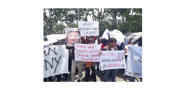 Datangi Polda Jatim, Massa Anti Hoax Surabaya Minta Polisi Tangkap Ahmad Dhani Datangi Polda Jatim, Massa Anti Hoax Surabaya Minta Polisi Tangkap Ahmad Dhani
