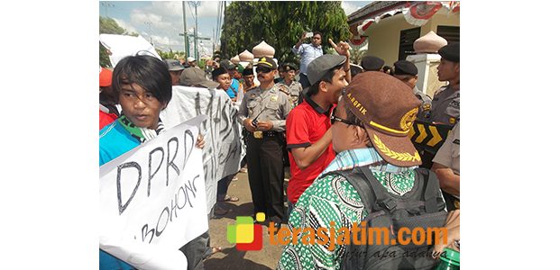 Pembangunan PLTD Lamban, Warga 4 Desa Pulau Gili Raja Demo Pemkab Sumenep Pembangunan PLTD Lamban, Warga 4 Desa Pulau Gili Raja Demo Pemkab Sumenep