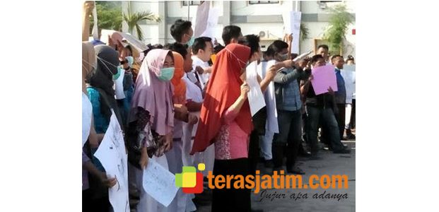 Jaspel Tak Terbayar, Karyawan RSUD Besuki Minta Direktur Dicopot Jaspel Tak Terbayar, Karyawan RSUD Besuki Minta Direktur Dicopot