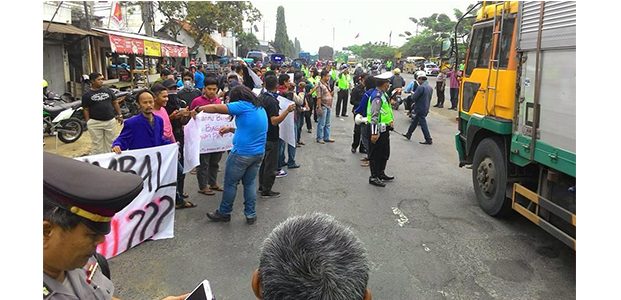 Sindir Pemerintah, Warga Lamongan Kumpulkan Koin Untuk Perbaikan Jalan Raya Yang Rusak Sindir Pemerintah, Warga Lamongan Kumpulkan Koin Untuk Perbaikan Jalan Raya Yang Rusak
