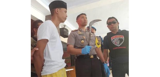 Dendam, Pria asal Sruni Lumajang Ini Bacok 2 Orang Tetangganya Dendam, Pria asal Sruni Lumajang Ini Bacok 2 Orang Tetangganya