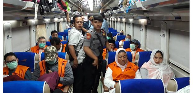 Dengan Tangan Diborgol, 12 Anggota DPRD Kota Malang Dipindahkan ke Surabaya Dengan Tangan Diborgol, 12 Anggota DPRD Kota Malang Dipindahkan ke Surabaya