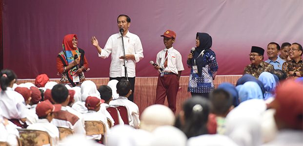 Kunjungi Gresik, Presiden Serahkan Bantuan Sosial dan Sertipikat Guru Kunjungi Gresik, Presiden Serahkan Bantuan Sosial dan Sertipikat Guru