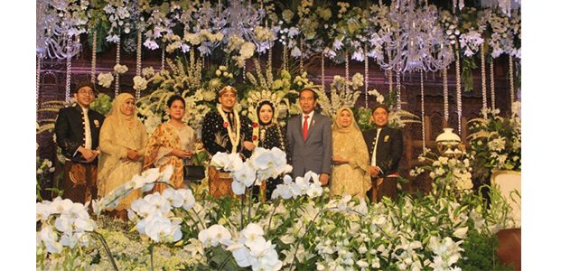 Di Resepsi Pernikahan Anak Gubernur Jatim, Presiden Jadi Rebutan Para Undangan Di Resepsi Pernikahan Anak Gubernur Jatim, Presiden Jadi Rebutan Para Undangan