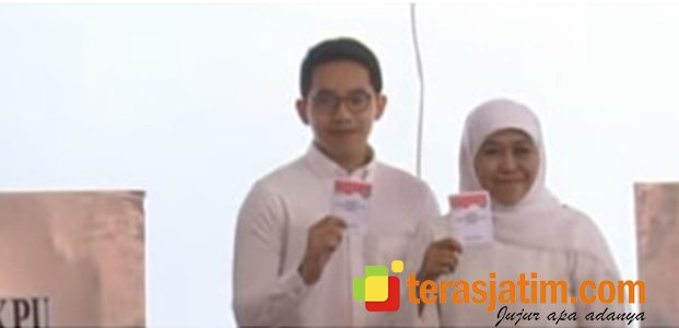 Ditemani Anaknya, Khofifah Coblos di TPS Depan Rumahnya Ditemani Anaknya, Khofifah Coblos di TPS Depan Rumahnya