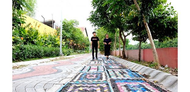 Di Tepi Kalimas Surabaya Ada Jogging Track dari Sandal Jepit Bekas Di Tepi Kalimas Surabaya Ada Jogging Track dari Sandal Jepit Bekas