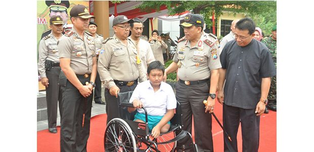 Dianggap Peduli dan Tulus, Kapolda Beri Penghargaan Anggota Polisi di Bojonegoro Dianggap Peduli dan Tulus, Kapolda Beri Penghargaan Anggota Polisi di Bojonegoro