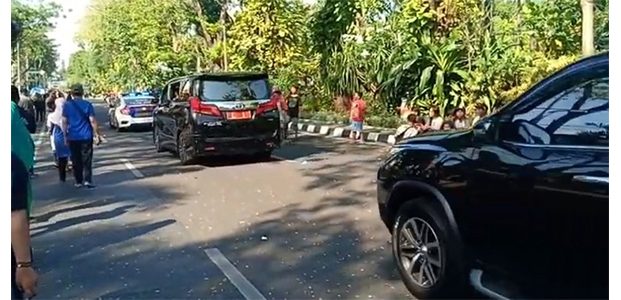 Mobilnya Terobos Jalur Car Free Day, Gubernur Jatim Minta Maaf Mobilnya Terobos Jalur Car Free Day, Gubernur Jatim Minta Maaf
