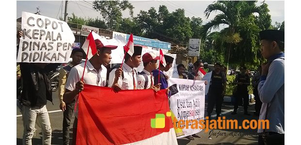 Diduga Bisnis LKS, Bupati Jombang Diminta Pecat Kepala Dinas Pendidikan Diduga Bisnis LKS, Bupati Jombang Diminta Pecat Kepala Dinas Pendidikan