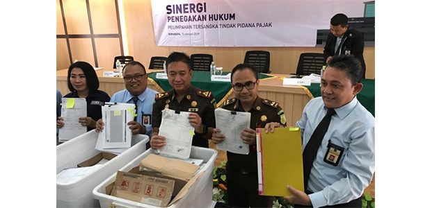 Diduga Gelapkan Pajak Senilai 5,54 Miliar, 2 Bos Perusahaan Diserahkan ke Kejaksaan Kota Surabaya Diduga Gelapkan Pajak Senilai 5,54 Miliar, 2 Bos Perusahaan Diserahkan ke Kejaksaan Kota Surabaya