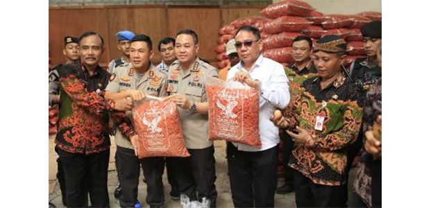 Diduga Gunakan Bahan Dari Telur Busuk, Sebuah Pabrik Kue di Lumajang Digerebek Diduga Gunakan Bahan Dari Telur Busuk, Sebuah Pabrik Kue di Lumajang Digerebek