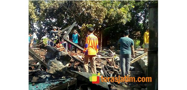 Diduga Korsleting Listrik, 2 Rumah Warga di Banyuputih Situbondo Ludes Terbakar Diduga Korsleting Listrik, 2 Rumah Warga di Banyuputih Situbondo Ludes Terbakar