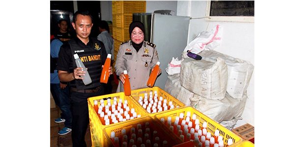 Diduga Produksi Sirup Ilegal, Sebuah Gudang Digerebek Satgas Pangan Polrestabes Surabaya Diduga Produksi Sirup Ilegal, Sebuah Gudang Digerebek Satgas Pangan Polrestabes Surabaya