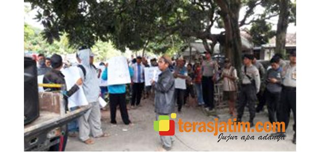Diduga Selewengkan DD, Seorang Kades di Situbondo Digeruduk Warganya Diduga Selewengkan DD, Seorang Kades di Situbondo Digeruduk Warganya