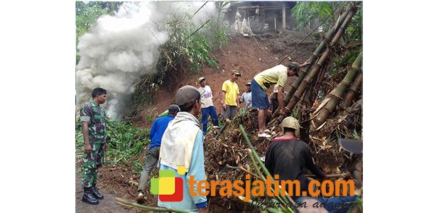 Diguyur Hujan Deras, Akses Jalan Pedesaan di Semen Kediri Longsor Diguyur Hujan Deras, Akses Jalan Pedesaan di Semen Kediri Longsor