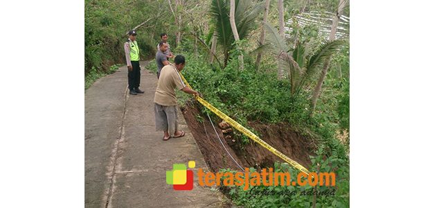 Diguyur Hujan, Tebing Setinggi 12 Meter di Pulerejo Blitar Longsor Diguyur Hujan, Tebing Setinggi 12 Meter di Pulerejo Blitar Longsor