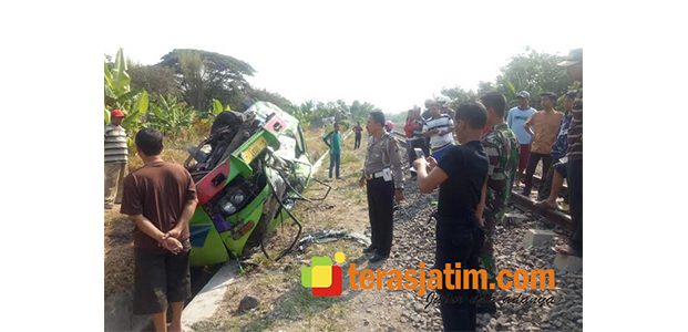 Dihantam KA di Perlintasan Ketawang Bojonegoro, Sebuah MPU Terseret 200 Meter Dihantam KA di Perlintasan Ketawang Bojonegoro, Sebuah MPU Terseret 200 Meter