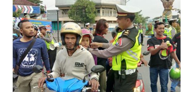 Dikira Akan Ditilang, Pelanggar Lalu Lintas Malah Dapat Helm Gratis Dikira Akan Ditilang, Pelanggar Lalu Lintas Malah Dapat Helm Gratis