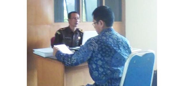 Usai Diperiksa Selama 6 Jam, Dirut PDAM Delta Tirta Ditahan Kejaksaan Sidoarjo Usai Diperiksa Selama 6 Jam, Dirut PDAM Delta Tirta Ditahan Kejaksaan Sidoarjo
