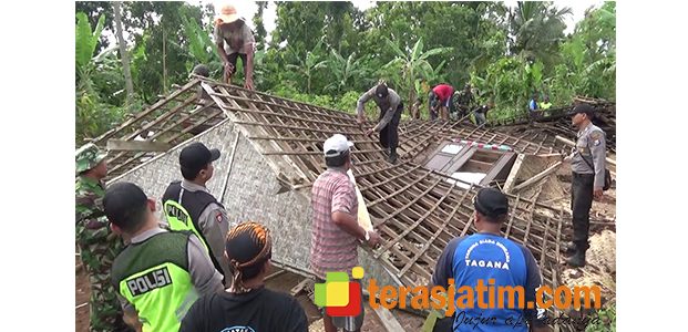 Disapu Angin Lesus, Sebuah Rumah di Blitar Ambruk dan Pemiliknya Terpental Disapu Angin Lesus, Sebuah Rumah di Blitar Ambruk dan Pemiliknya Terpental