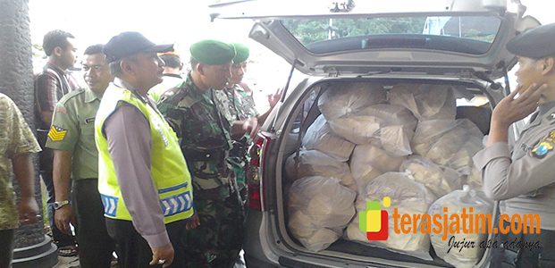TNI Bantu POLRI Kawal Logistik Pilkada Kediri TNI Bantu POLRI Kawal Logistik Pilkada Kediri