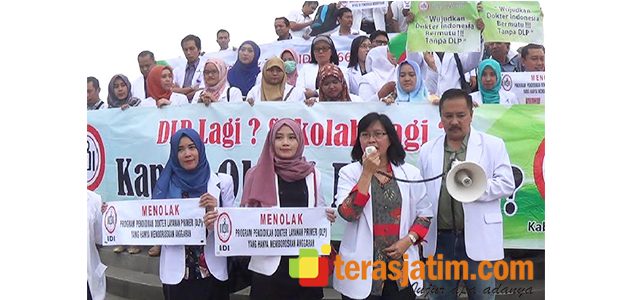 Dokter di Blitar Gelar Aksi Penolakan Program Dokter Layanan Primer (DLP) Dokter di Blitar Gelar Aksi Penolakan Program Dokter Layanan Primer (DLP)