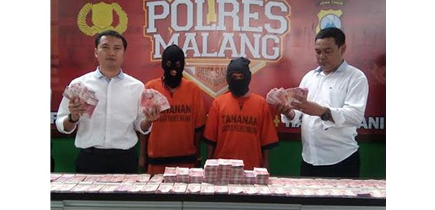 Dua Dukun Palsu Pengganda Uang Antar Kota, Dibekuk Polisi di Gunung Kawi Malang Dua Dukun Palsu Pengganda Uang Antar Kota, Dibekuk Polisi di Gunung Kawi Malang