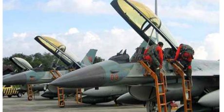 Dua Pesawat Tempur F-16 Hibah dari AS Datang di Lanud Iswahjudi