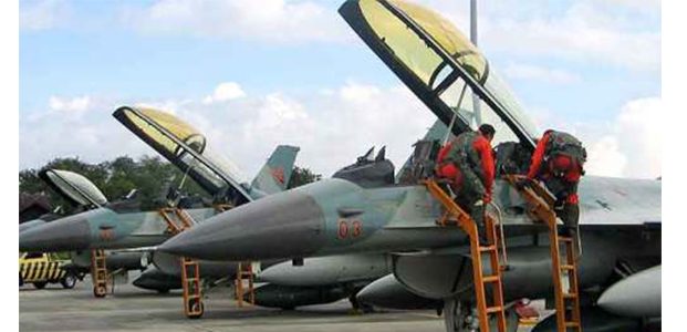 Dua Pesawat Tempur F-16 Hibah dari AS Datang di Lanud Iswahjudi Dua Pesawat Tempur F-16 Hibah dari AS Datang di Lanud Iswahjudi