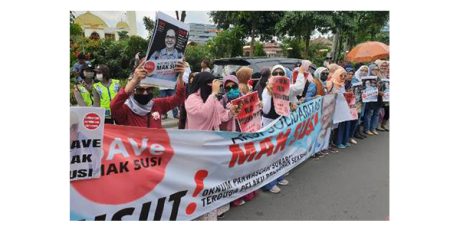 Dugaan Pelecehan Seksual Oknum Panwascam, Emak-Emak Gelar Demo di Polda Jatim