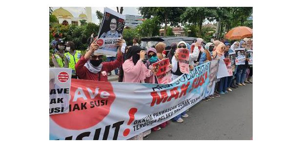 Dugaan Pelecehan Seksual Oknum Panwascam, Emak-Emak Gelar Demo di Polda Jatim Dugaan Pelecehan Seksual Oknum Panwascam, Emak-Emak Gelar Demo di Polda Jatim