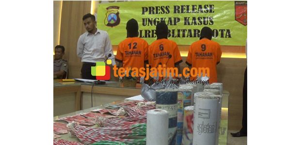 Edarkan Bubuk Mercon, 3 Pemuda di Blitar Diciduk Polisi Edarkan Bubuk Mercon, 3 Pemuda di Blitar Diciduk Polisi