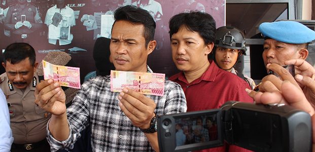 Beli Rokok dengan Uang Palsu, Pria asal Panggul Trenggalek Terancam Bui 10 Tahun Beli Rokok dengan Uang Palsu, Pria asal Panggul Trenggalek Terancam Bui 10 Tahun