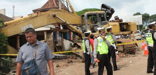 Eksavator Terlepas dari Trailler di Junrejo Batu, Hantam 9 Rumah dan Lukai 3 Orang Eksavator Terlepas dari Trailler di Junrejo Batu, Hantam 9 Rumah dan Lukai 3 Orang