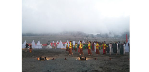 Eksotika Bromo Gelar Tarian Khas Tengger di Tengah Lautan Pasir Eksotika Bromo Gelar Tarian Khas Tengger di Tengah Lautan Pasir
