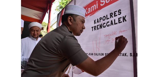 Elemen Masyarakat Trenggalek Tandatangani Deklarasi Tolak Anarkis Elemen Masyarakat Trenggalek Tandatangani Deklarasi Tolak Anarkis
