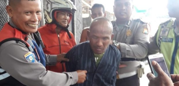 Embat HP Penumpang, Copet di Terminal Osowilangun Nyaris Dimassa Embat HP Penumpang, Copet di Terminal Osowilangun Nyaris Dimassa