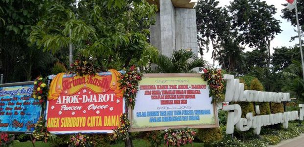 Fenomena Karangan Bunga Untuk Ahok-Djarot, Juga Bertebaran di Surabaya Fenomena Karangan Bunga Untuk Ahok-Djarot, Juga Bertebaran di Surabaya